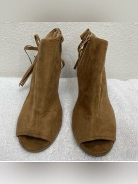3/$25 Heart In D Womens Tan Faux Suede Open Toe Fringe Heeled Sandal Size 7 Boho
